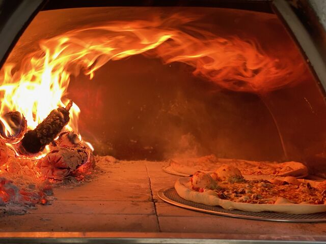 Pizza artisanale cuite au feu de bois