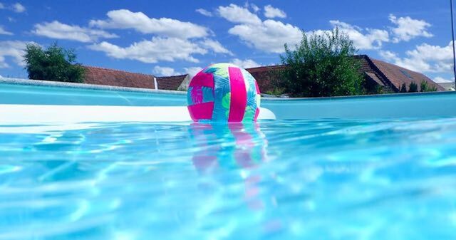 Ball im Pool