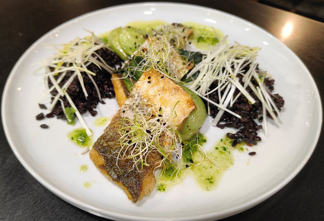 Filete de robalo com arroz preto e pak choi 