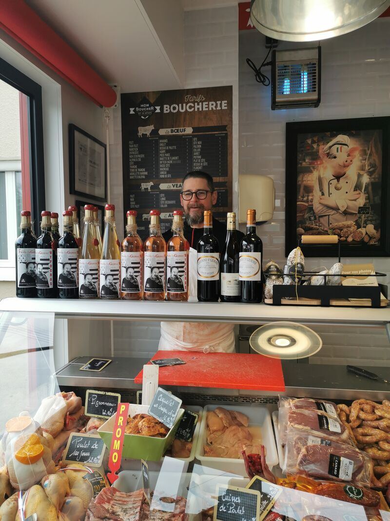 Notre boucher Cyril propose les créations médiévales de l hypocrasseuse dans sa boutique