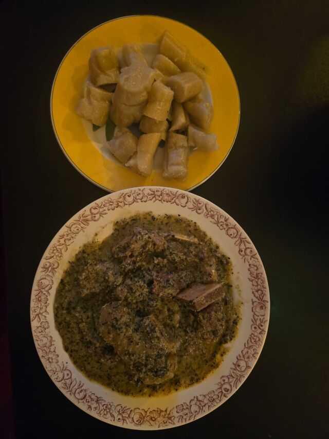 Ndolé con yuca ó arroz