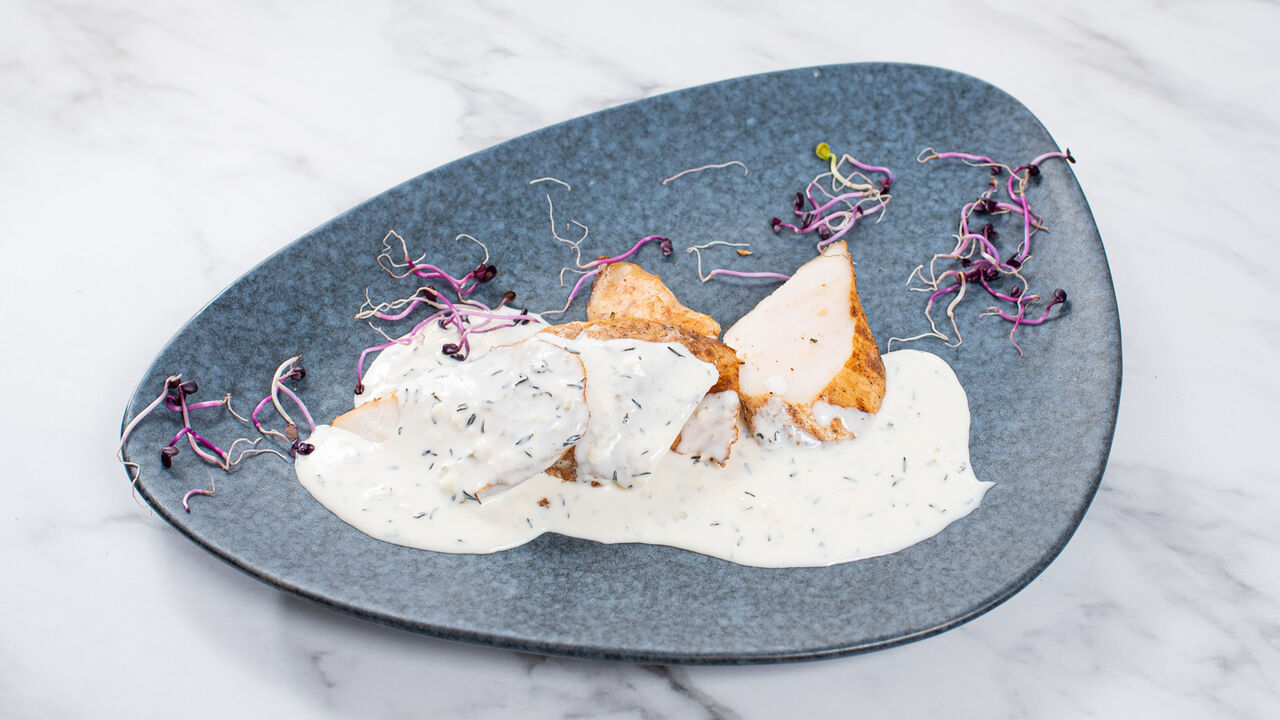 Grill csirkemell kakukkfüves sajtmártással