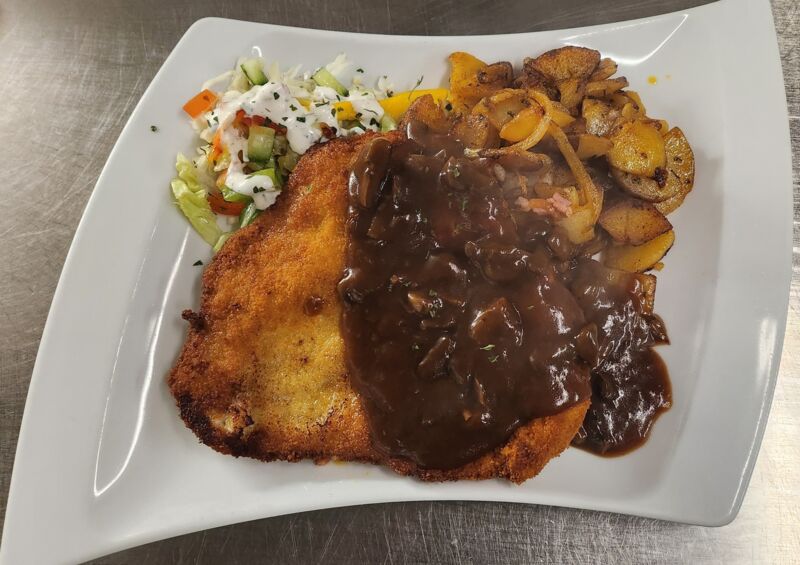 Jägerschnitzel mit Bratkartoffeln