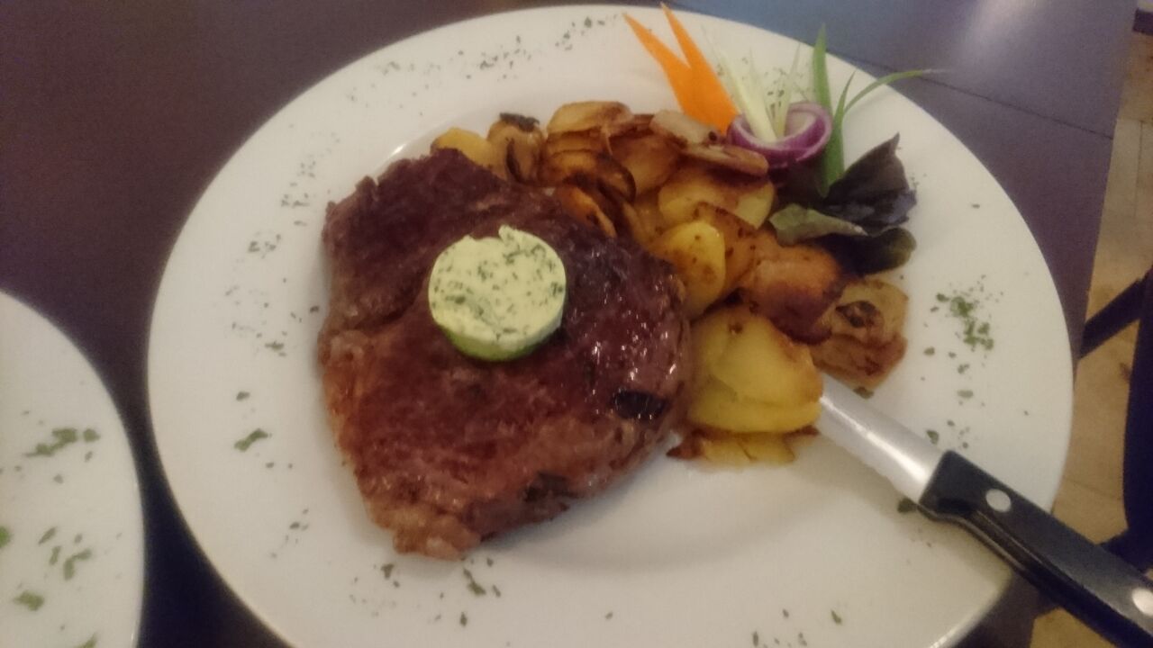 Argetinisches Rib Eye Steak. Ca. 250gramm mit Kräuterbutter, Bratkartoffeln und gemischten Salat