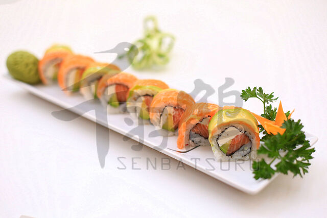 Dolce Roll, uramaki con salmone, avocado e philadelphia (le immagini sono a scopo illustrativo)