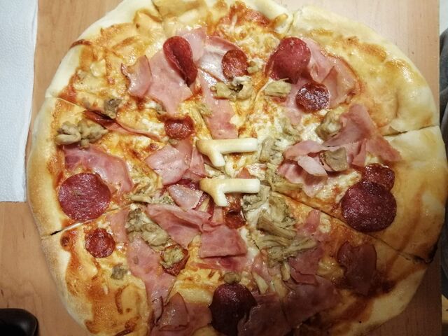 Csak és kizárólag saját készítésű pizzáinkat fotózzuk le és töltjük fel ide.??