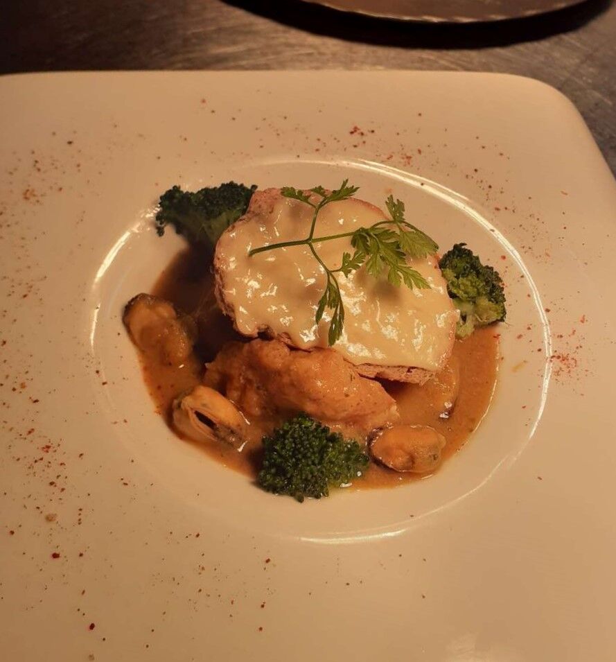 Médaillon de lotte en soupe de poisson safranée et ses croutons aillés