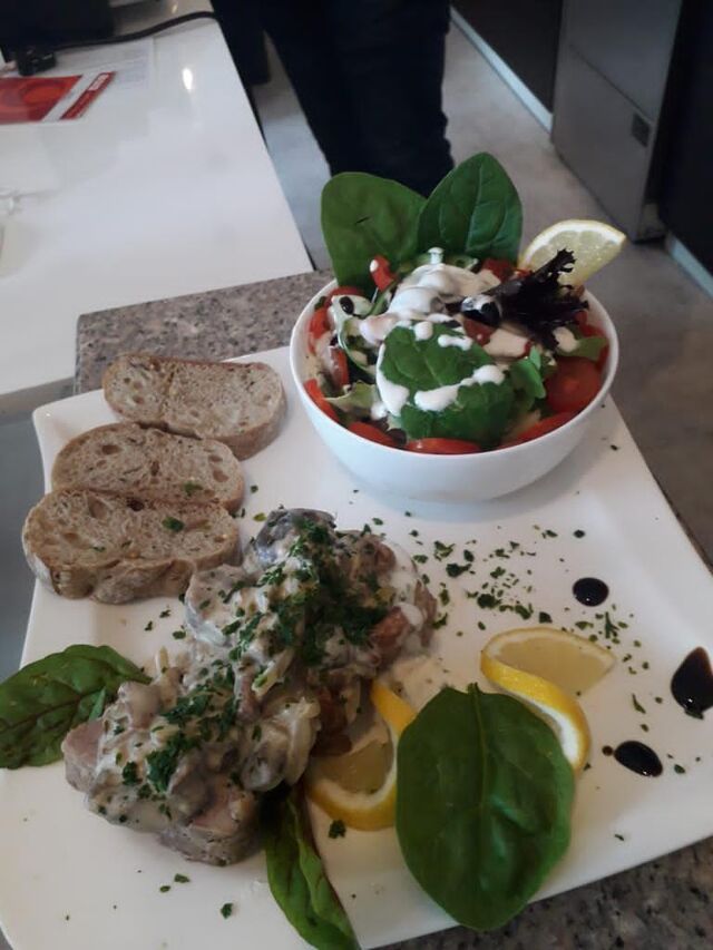 Tagesgericht: Schweinemedaillon mit Pilzrahmsoße und Salat