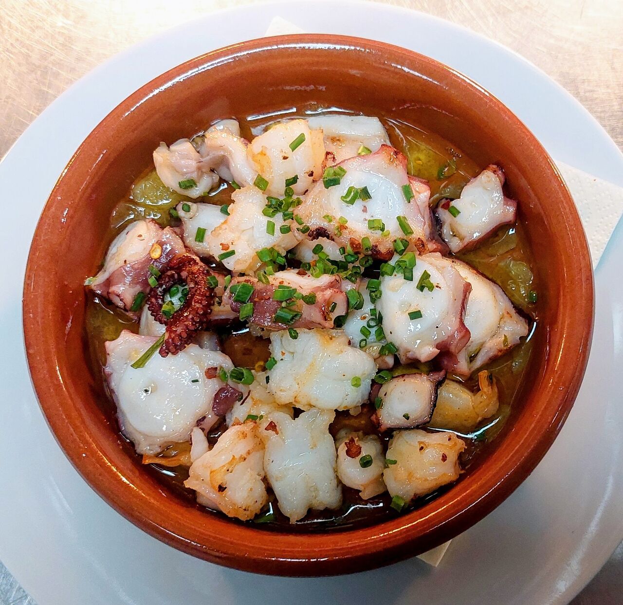 Garnelen und Pulpo aus dem Tontopf