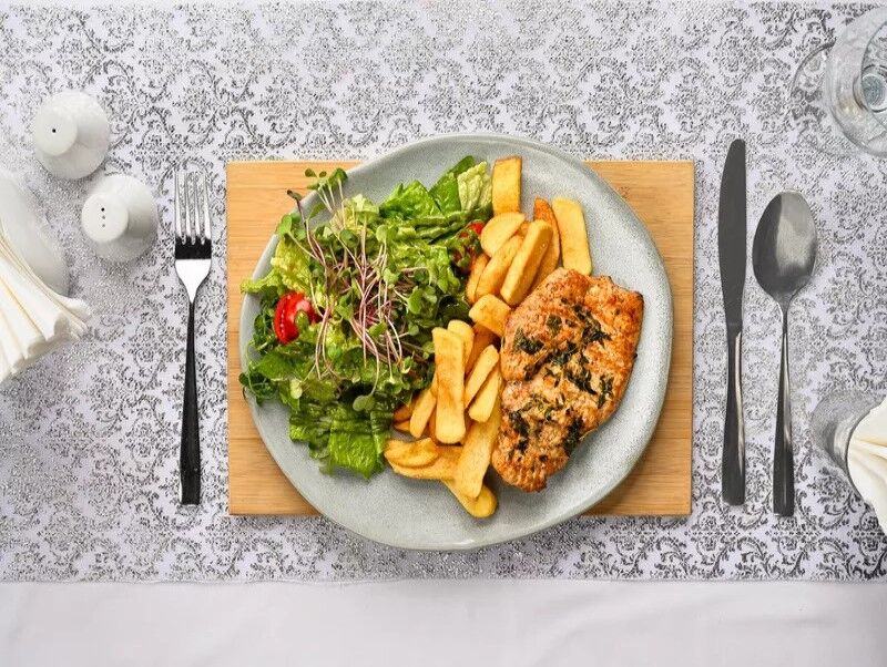 Grillowana pierś kurczaka frytki, mix sałat z sosem Alergeny (1,3,6,9) 42 zł