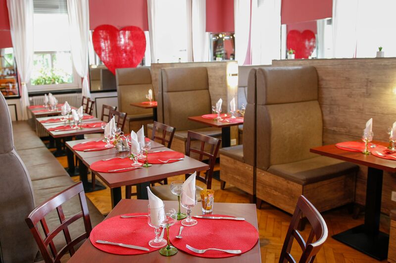 Salle de restaurant (individuels et à la carte, 50 couverts)