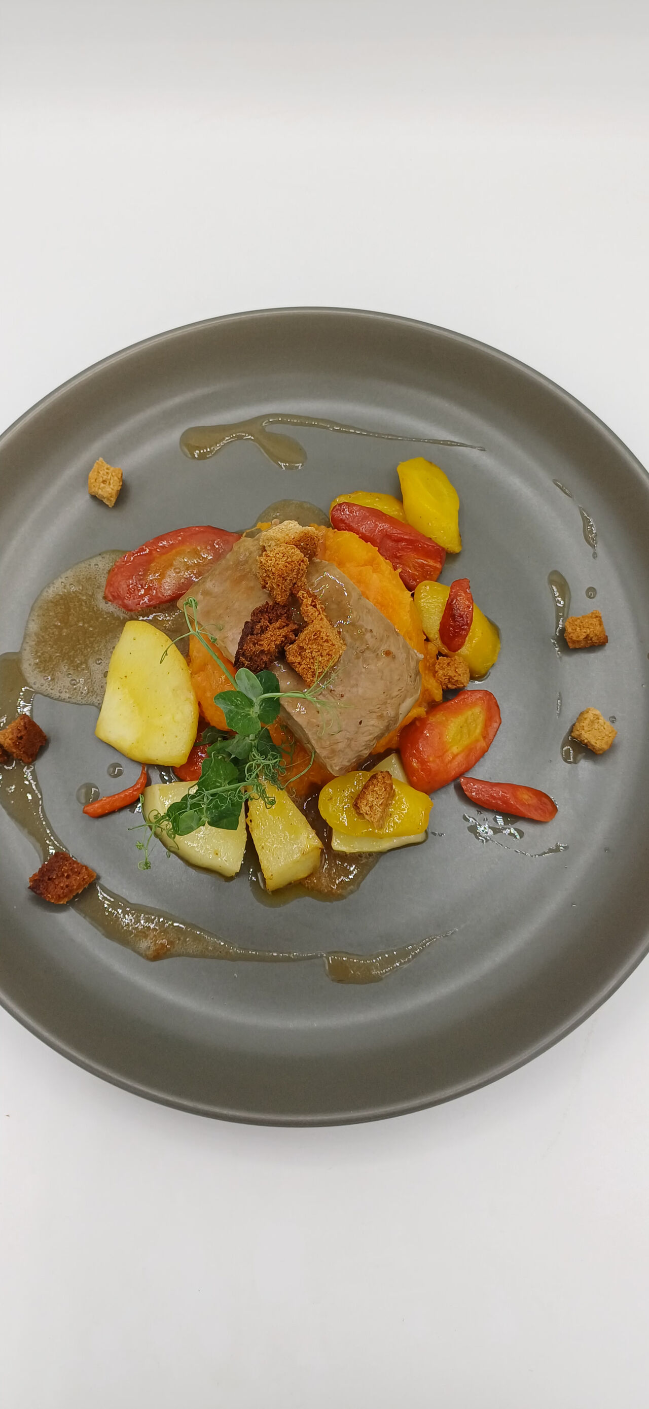 Moelleux de veau de 36 heures, croûtons de pain d'épices, ...