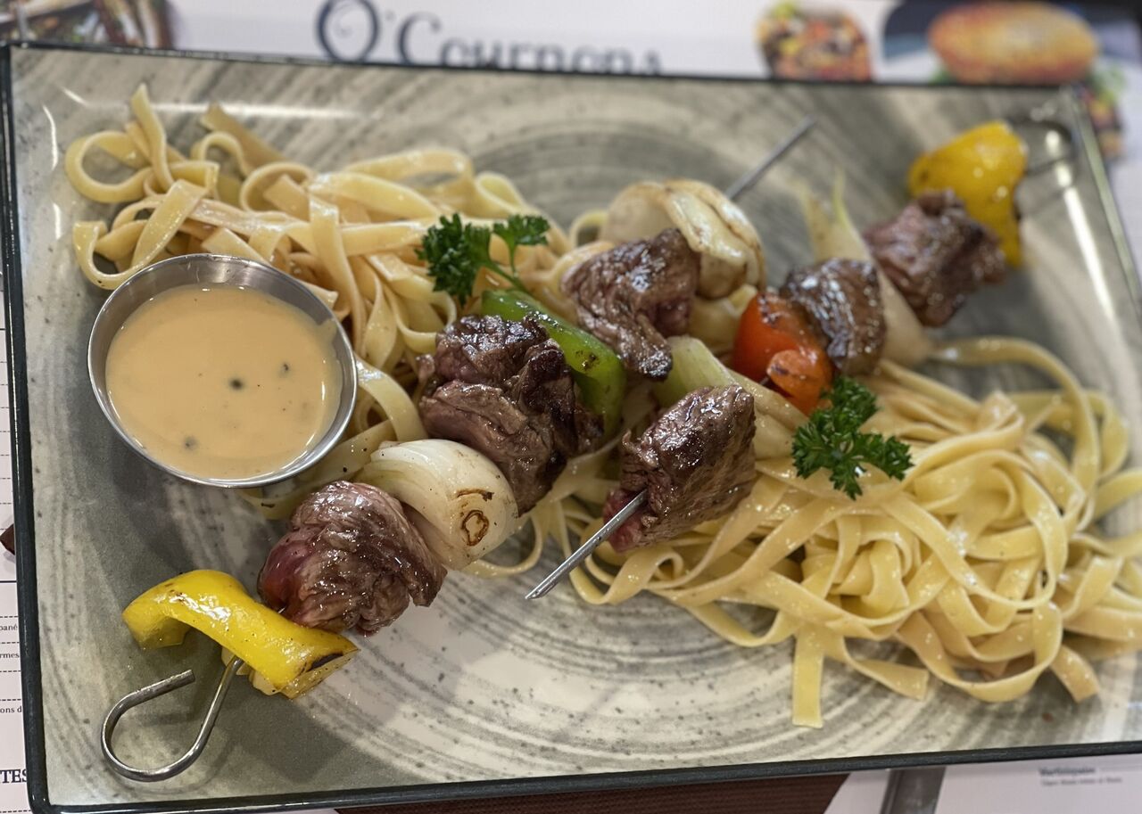 Brochettes de bœuf sauce poivre tagliatelles