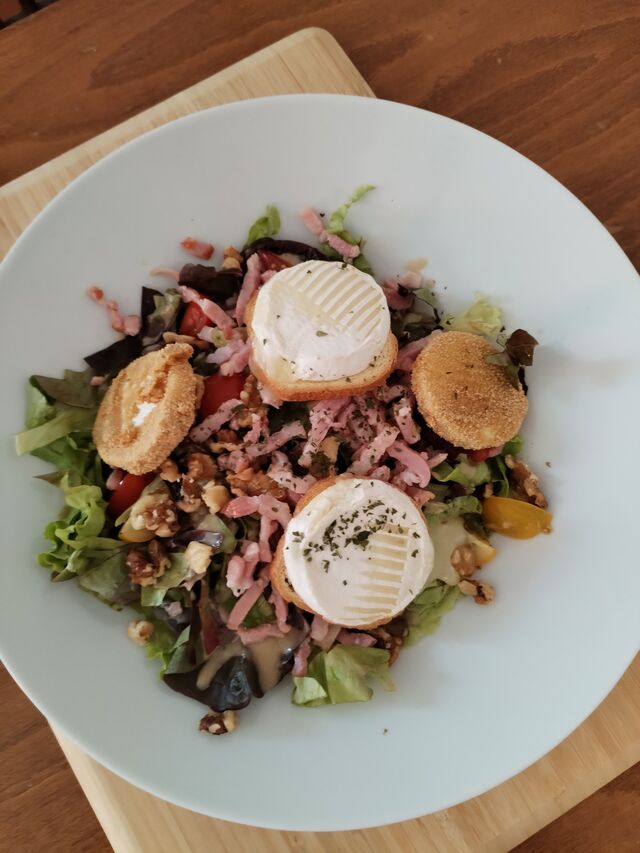 Grande salade de chèvre chaud