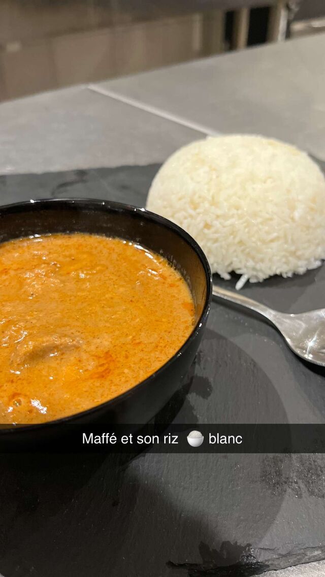 maffé (sauce beurre de cacahuète) et viande de bœuf accompagnée de son riz blanc 