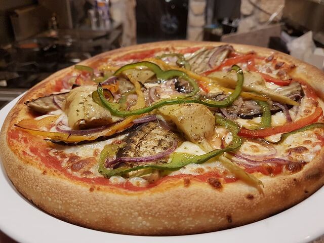 Pizza NORMA
- Tomate maison et mozzarella
- Aubergines grillées
- Jambon blanc
- Ricotta au four rapée á fin cuisson
