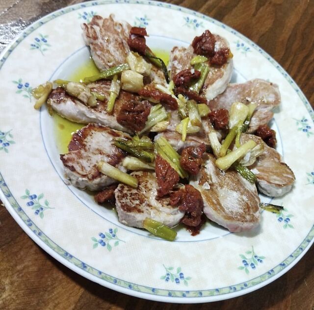 Solomillo frito con ajetes