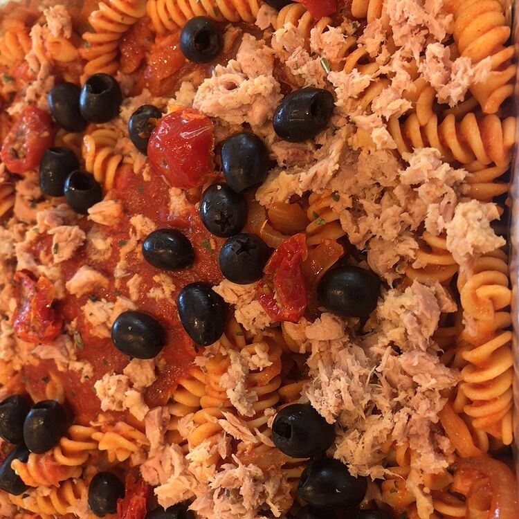 Fusili met zacht gestoofde ui, coulis van tomaat en tonijn van Rio Mare
op olijfolie. Afgewerkt met olijfjes.