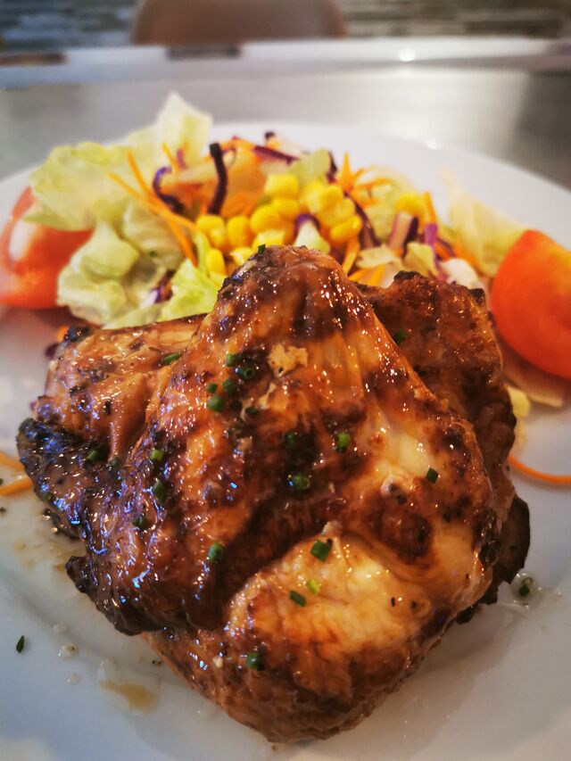 Pollo al ast, c/ ensalada. 