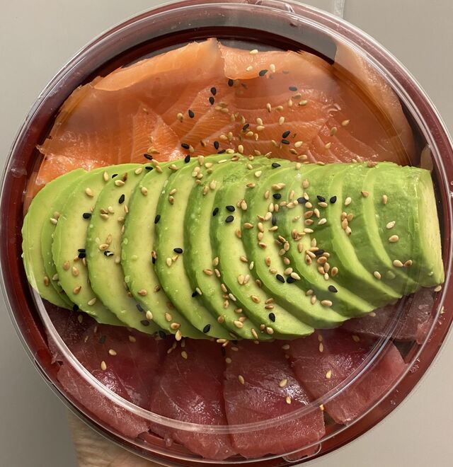 Chirashi saumon, thon, avocat