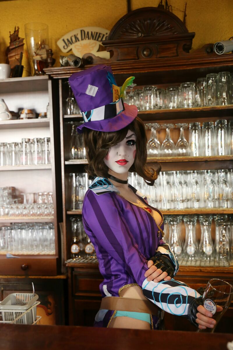 Mad Moxxi hinter der Bar