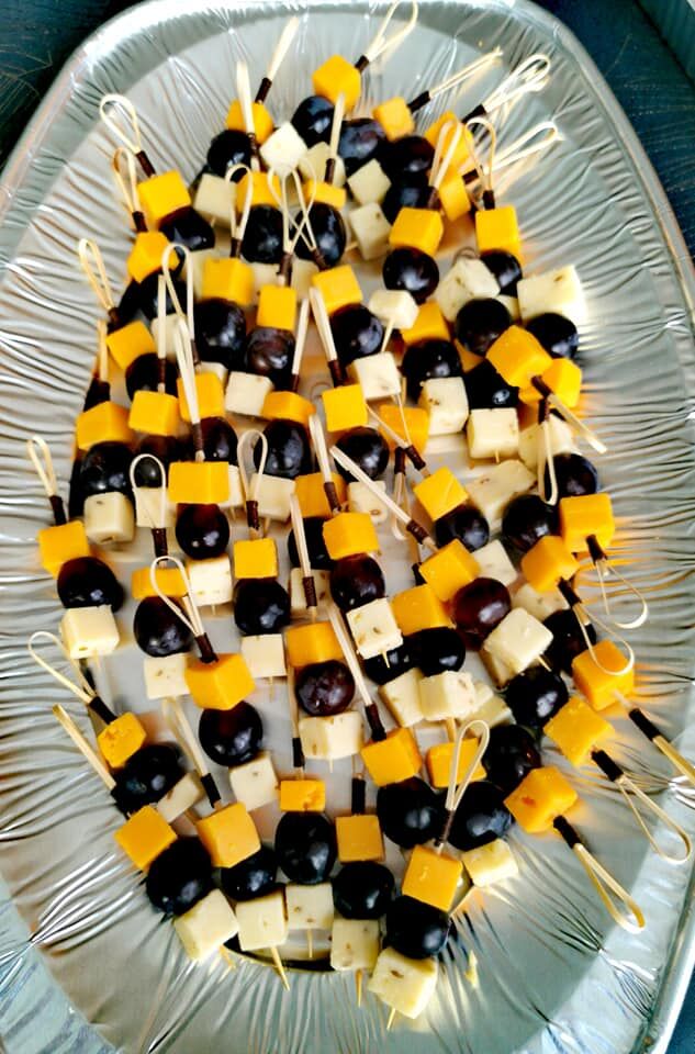 APERO BOX : Brochettes de carrés de fromages et raisins