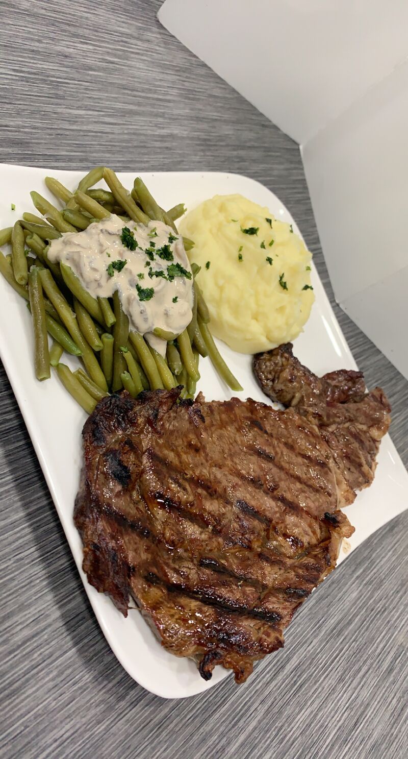 Entrecôte + purée + haricots sauce forestière