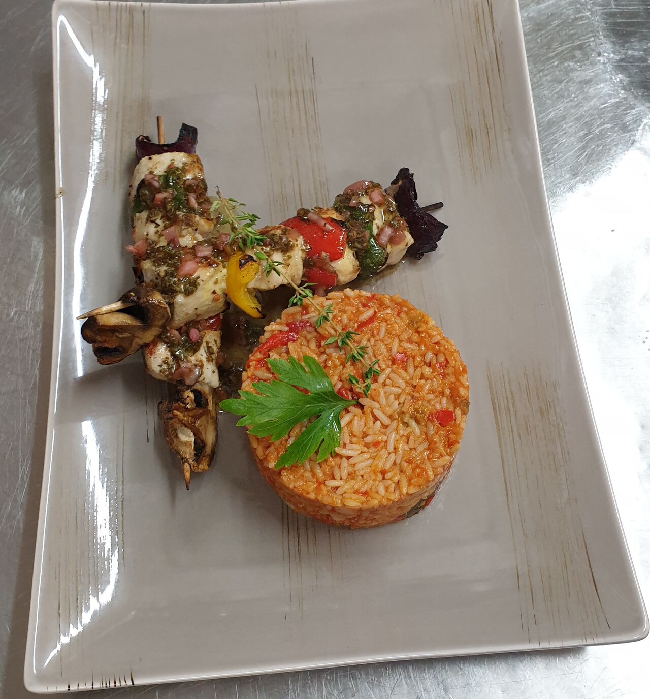 Hähnchenspieße Vinaigrette begleitet von Gemüsereis 