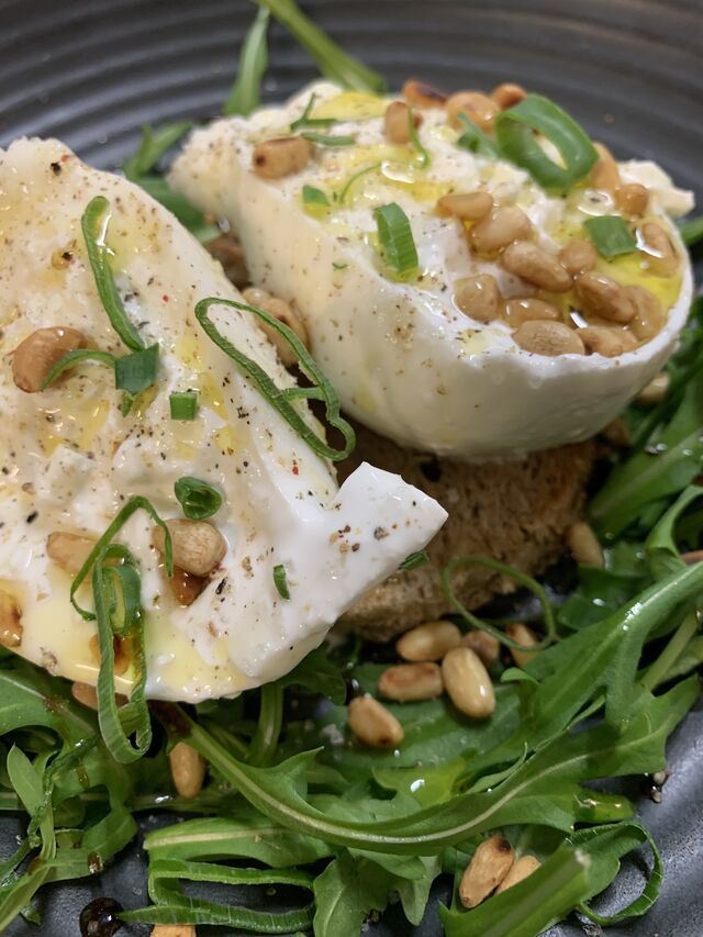 La Burrata Di Bufala, Huile d’Olive Fruitée Sauvage du Domaine de Marquiliani, Roquette et Pignons de Pin
