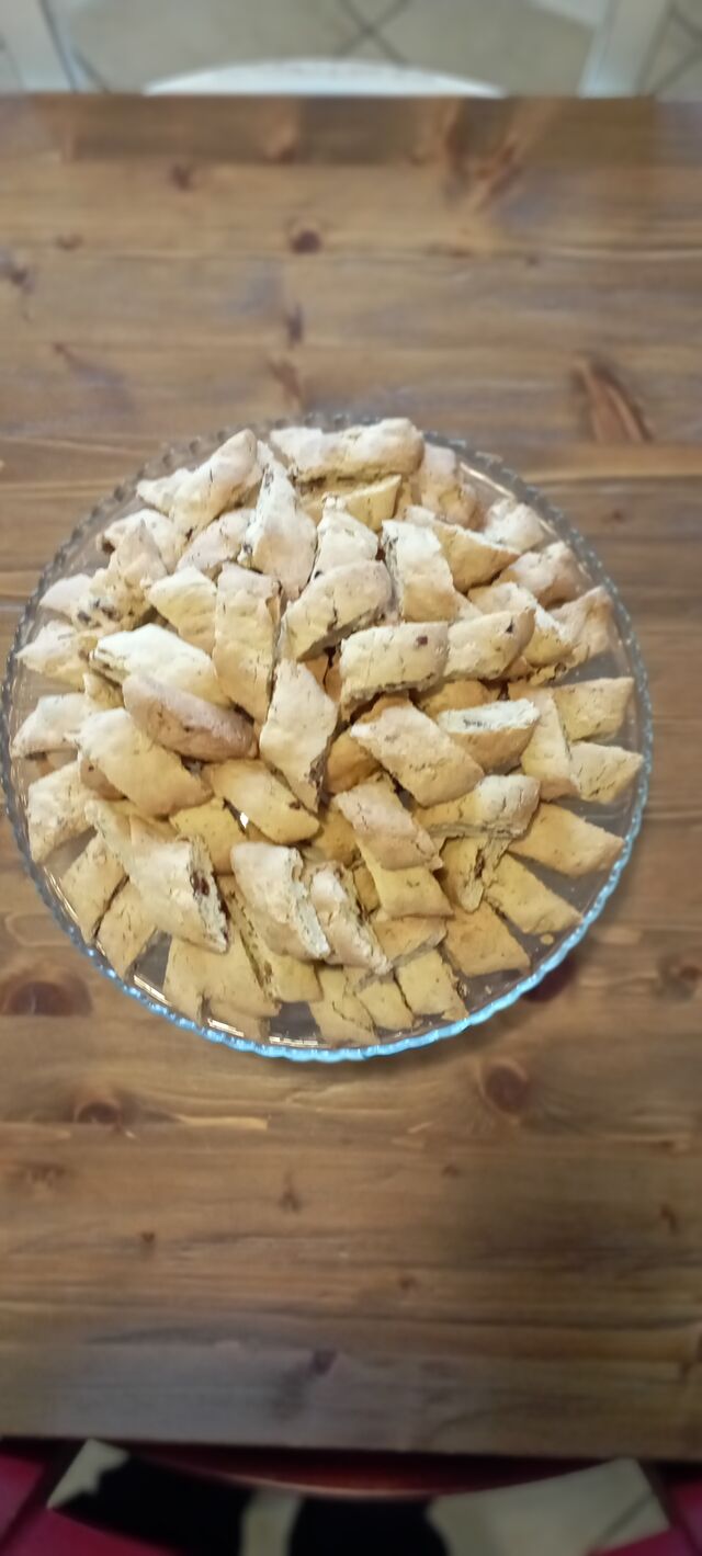 Tozzetti con le mandorle e uvetta