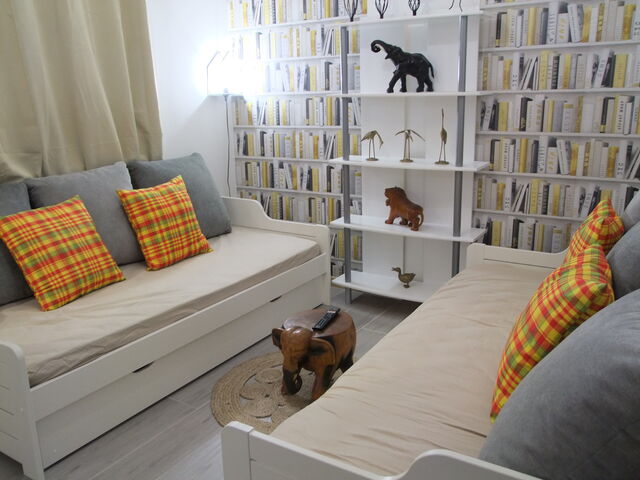 Gîte A KWABA AD.
2 lits simples+1 lit double
Prix 2 pers. 90€
3 pers. 115€
4 pers. 145 €
Taxe séjour 3.5% du prix
Classement***