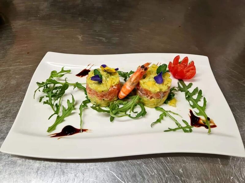 Lachs-Avocado-Tatar mit Garnelen