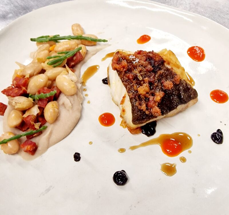 -LE CABILLAUD
Pavé de cabillaud rôti, au beurre de chorizo,
Haricots coco et salicornes