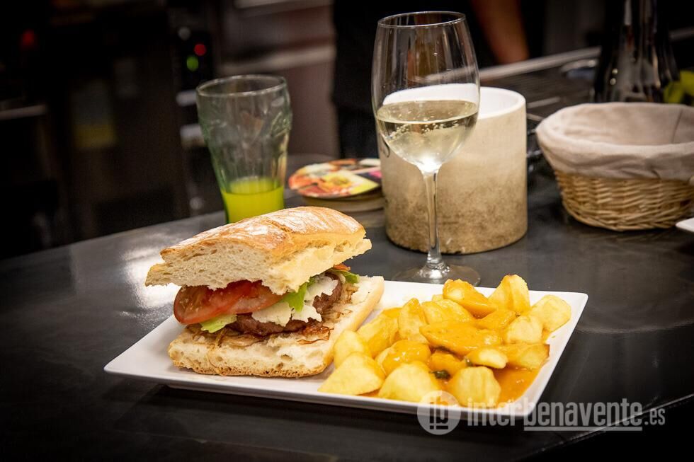 HAMBURGUESA DE LA CASA