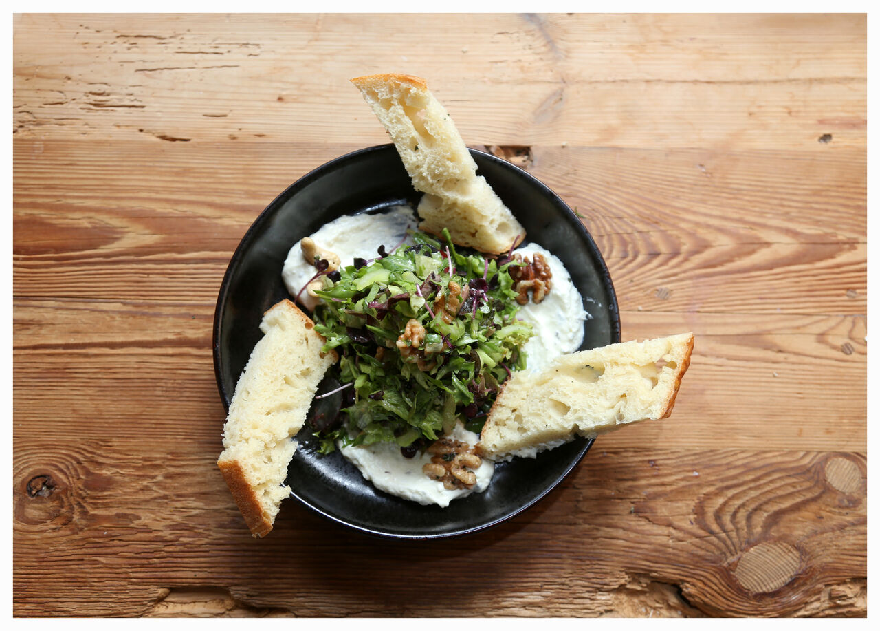 Buntersalat mit Schafskäse, Trauben, Sellerie, Nüssen