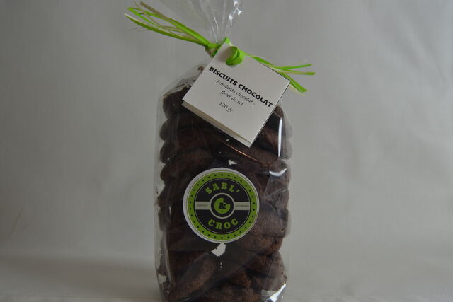 Sablé chocolat : fondant, au goût puissant en chocolat noir, rehaussé par sa fleur de sel, il accompagne délicieusement le café.