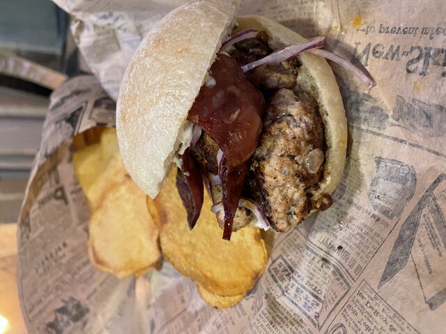 Lepinja (Serbie) pain saucissette porc et veau chips pomme de terre. Jana passe à l'Est