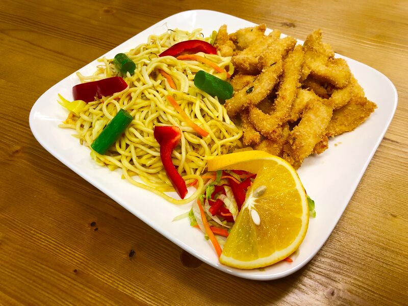 Luftig Leicht gebratene Hähnchenstreifen mit Bratnudeln