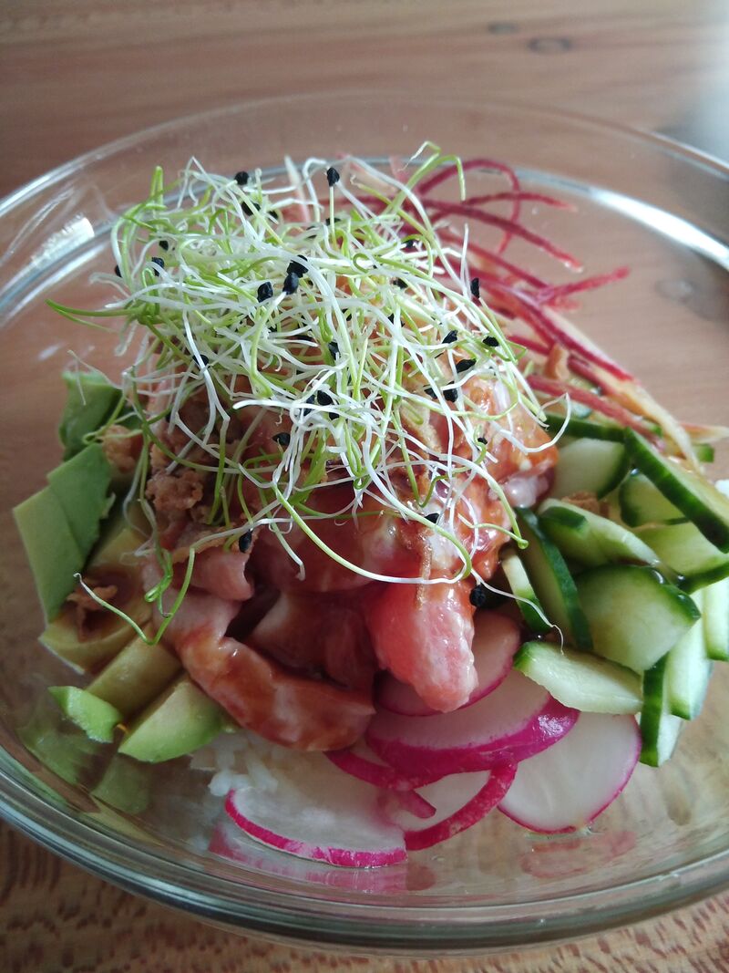Poké bowl au saumon mariné