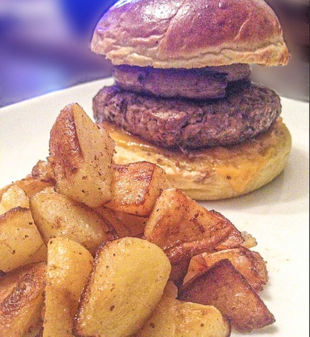 • BURGER MAISON AU FOIE GRAS •
Burger (pain maison) au foie gras poêlé (foie gras maison) et ses pommes de terres sautées.