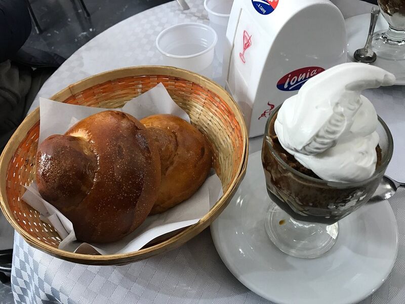 Granita tradizionale con panna e la Brioche col tuppo
