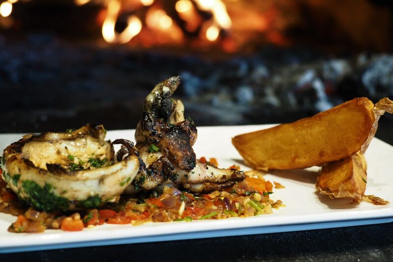 Sèche Grillée à l'Ail et Persil sur compotée Oignons et Poivrons avec Potatoes