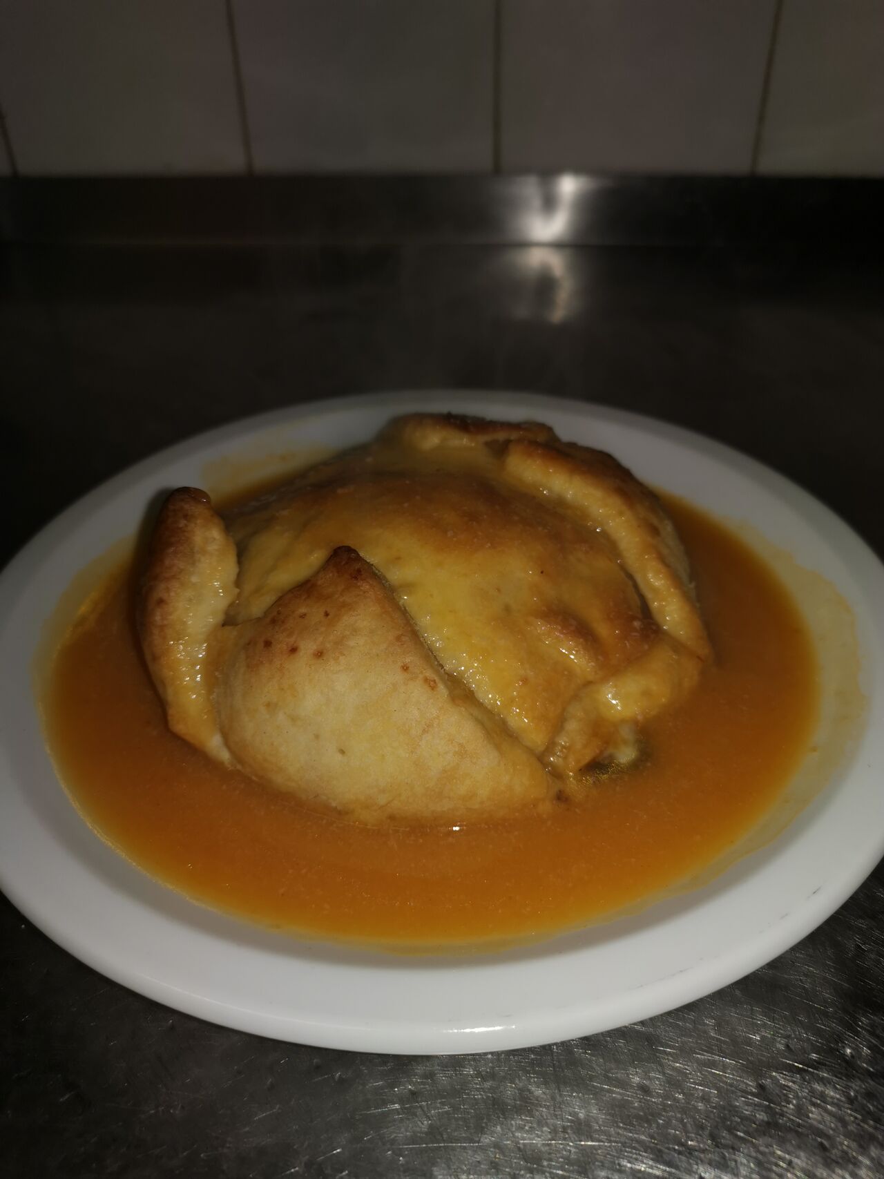Francesinha de massa folhada