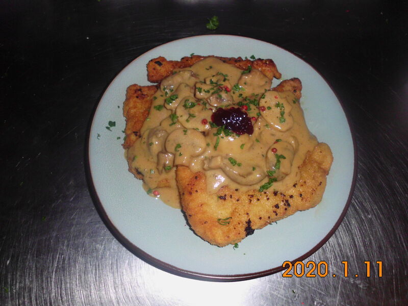 Schnitzel mit frischem Champigonrahm