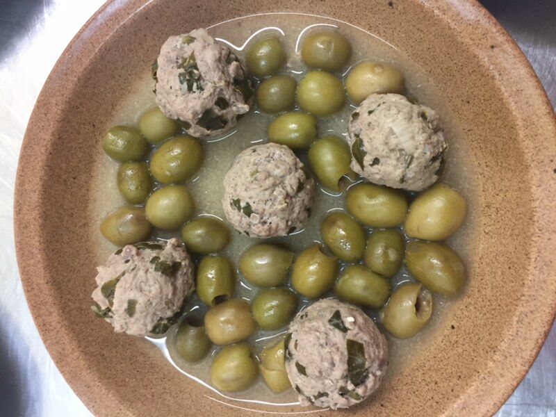 boulettes de viande et olives, accompagnées de leur sauce blanche 