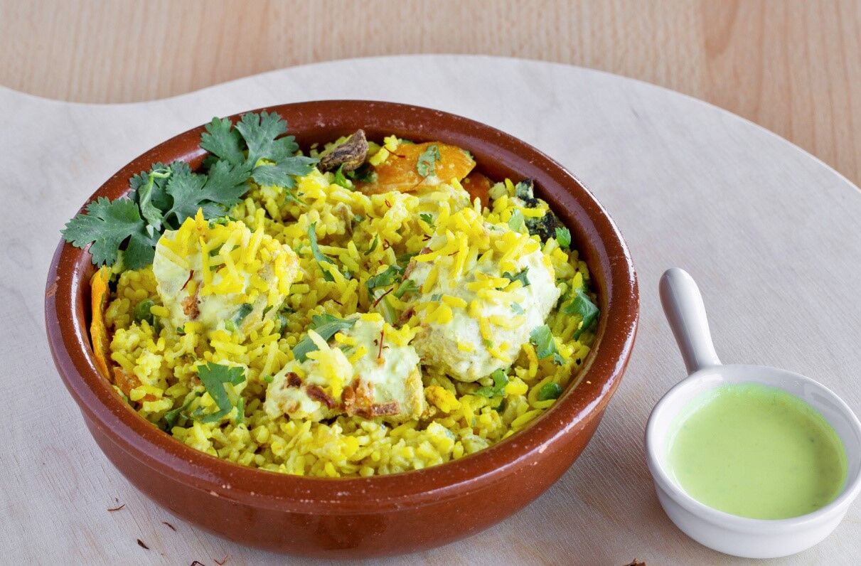 Biriyani au poulet
base de riz basmati, préparé avec les épices, de la viande de poulet, curry,
coriandre et la crème