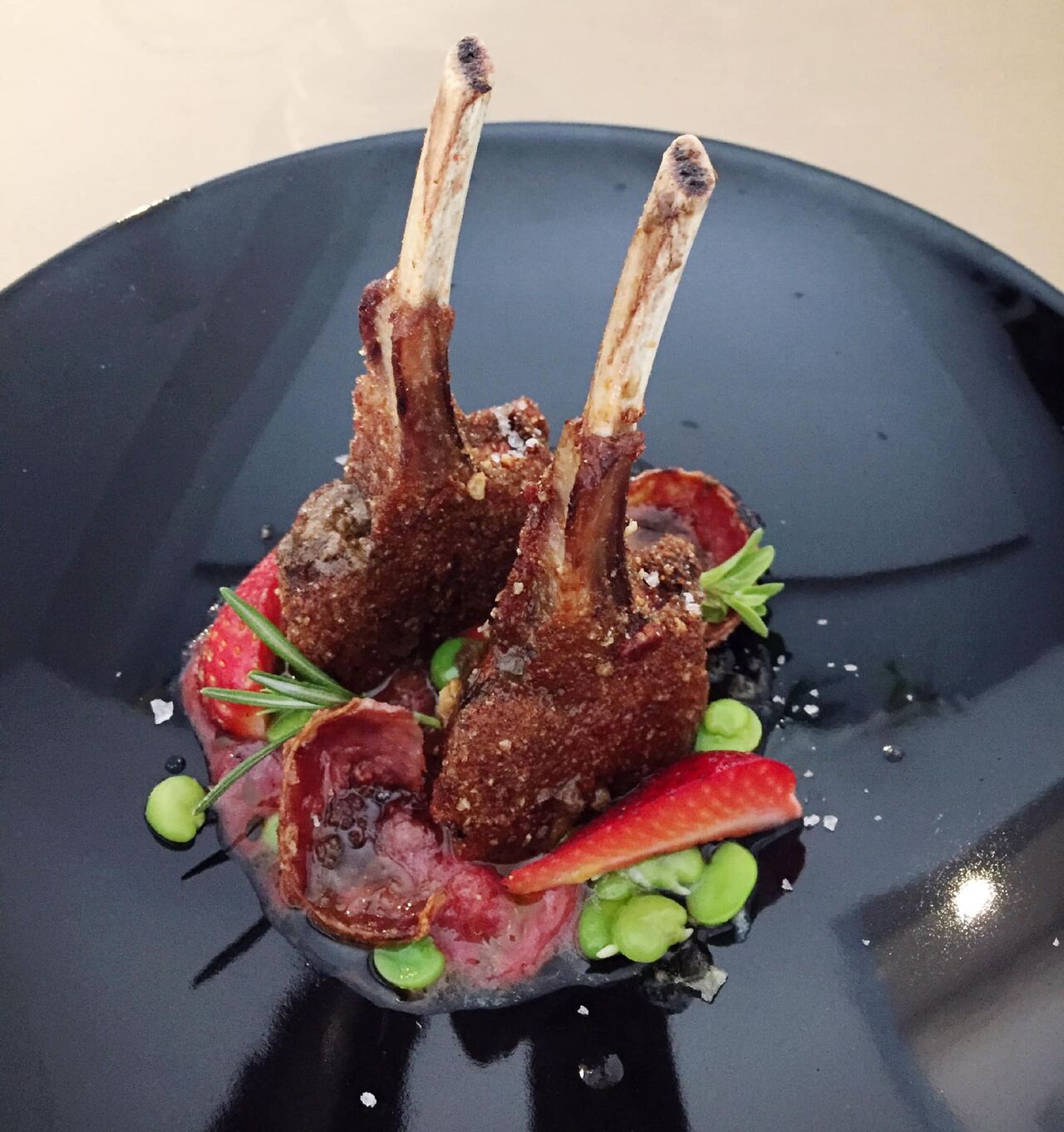 Costolette di agnello con panura croccante di salumi