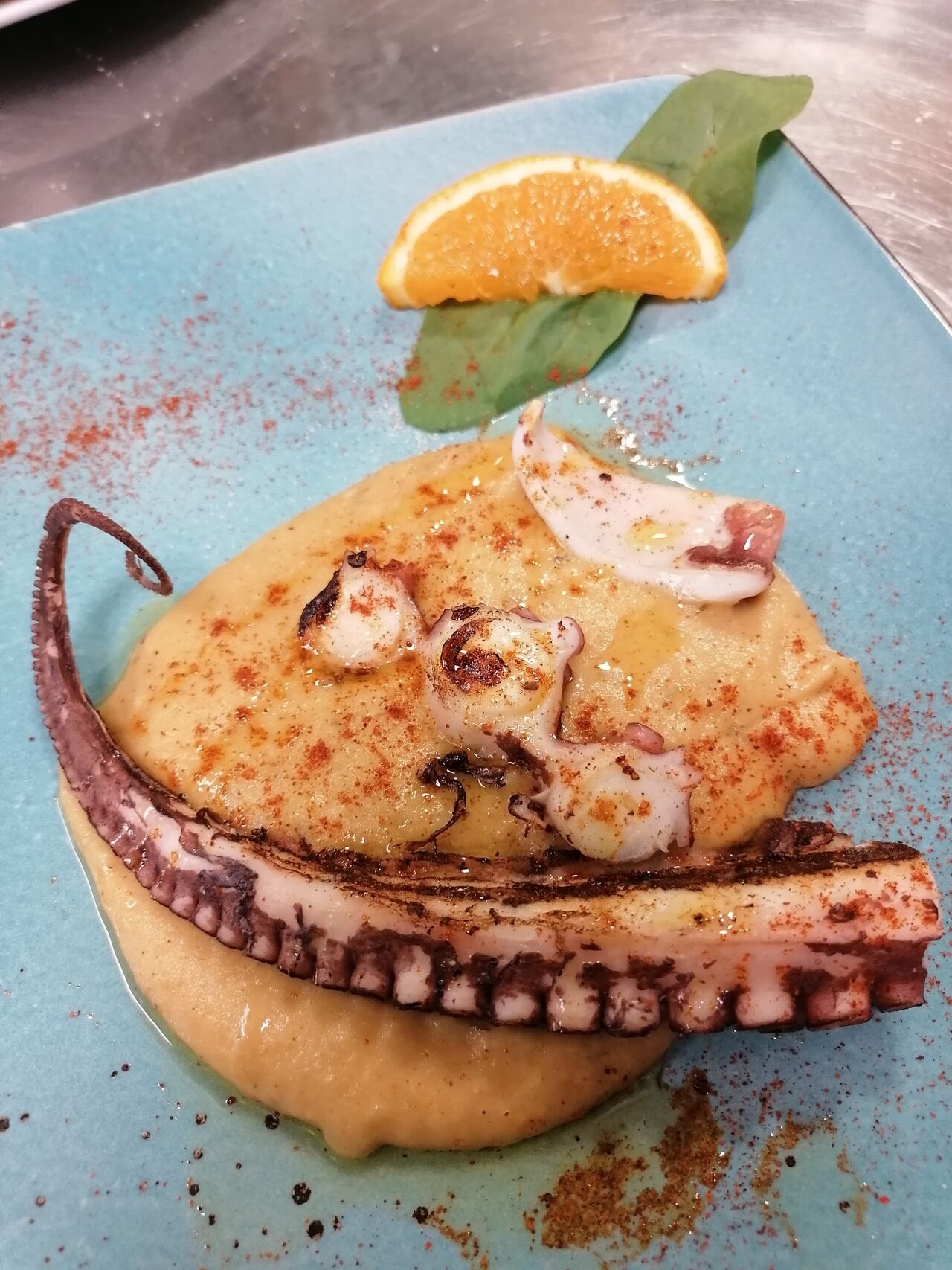 piovra croccante con humus di ceci