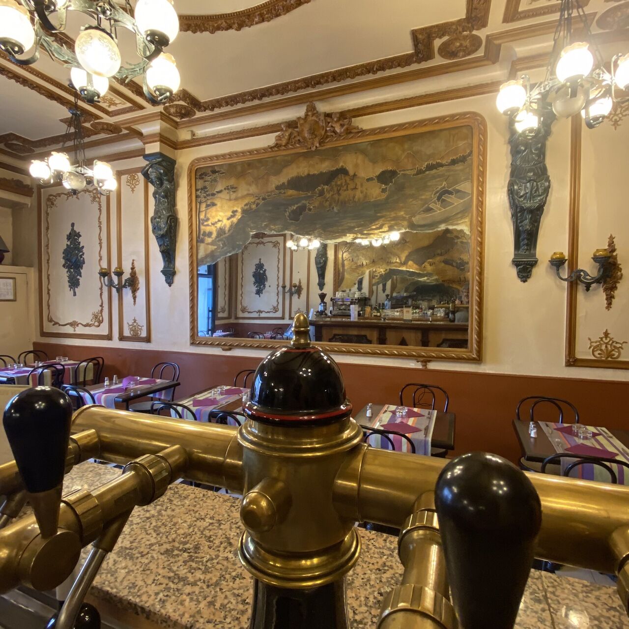 Un des grands miroirs et les cariatides