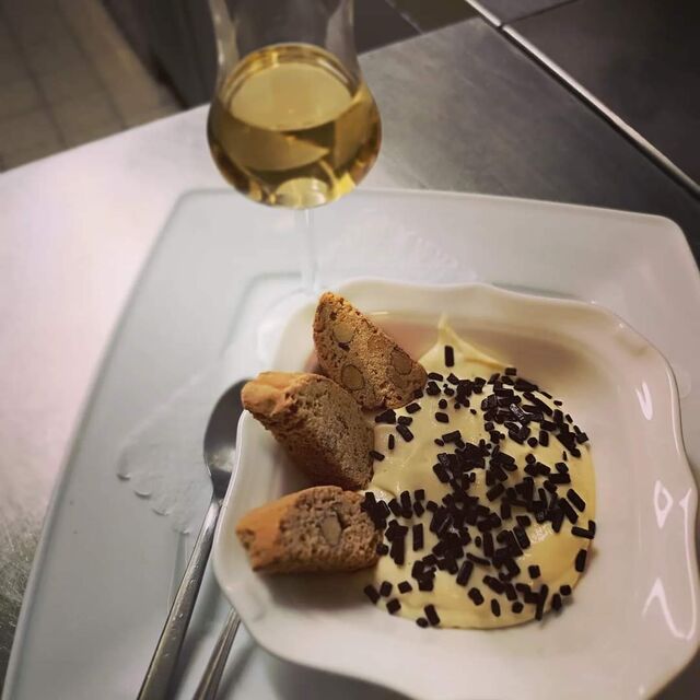 Cantucci, Vanillesoße und süßer Wein